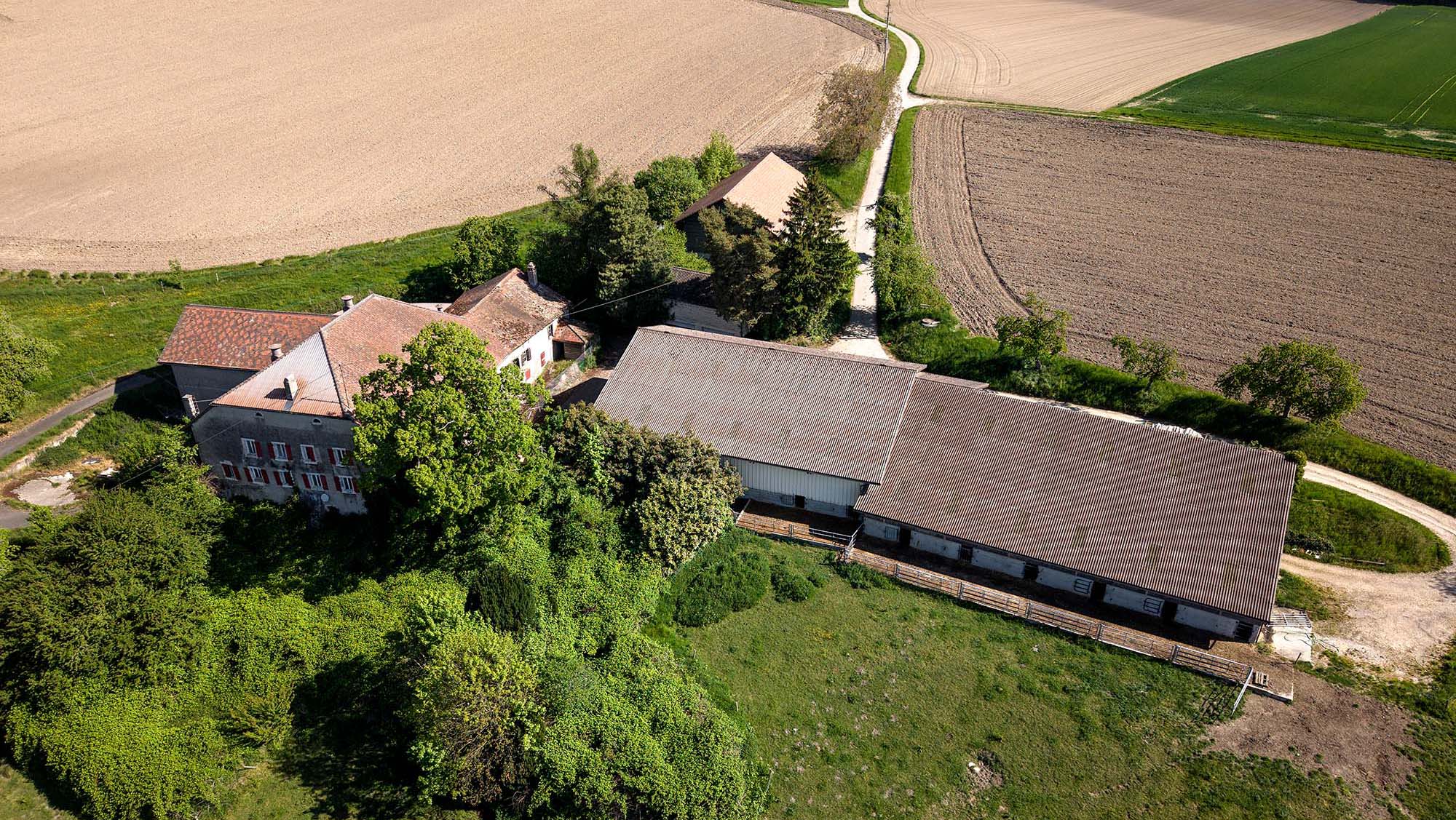 Les bâtiments du domaine de la Flogère, qui couve du gravier nécessaire à la fabrication du béton, sont laissés à l’abandon depuis des années.