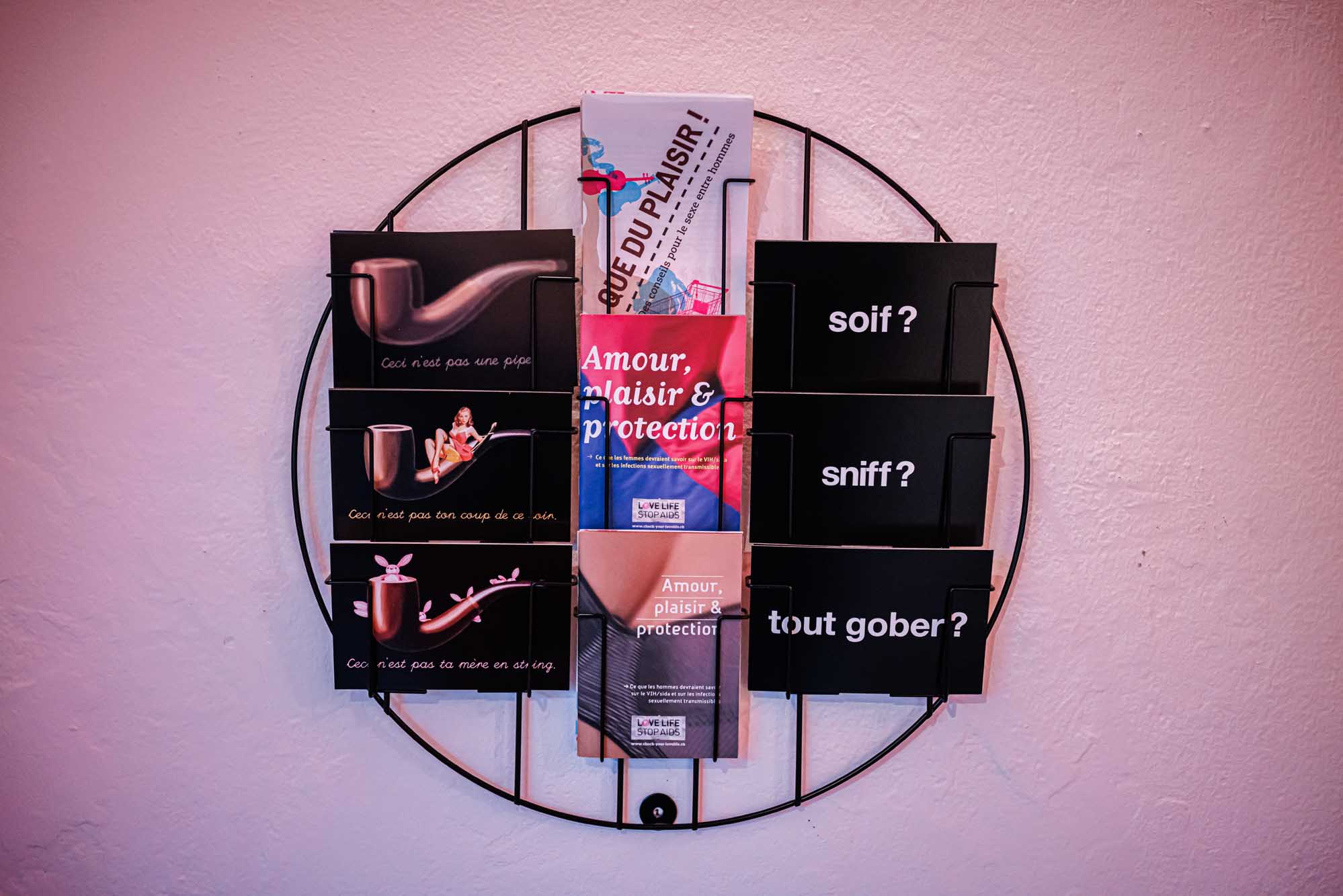 Au mur, de l’humour et de la prévention sur fond acidulé