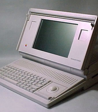 Macintosh Portable aufgeklappt.