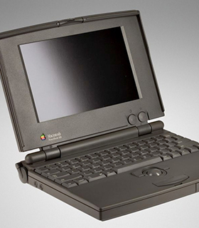 PowerBook aufgeklappt.