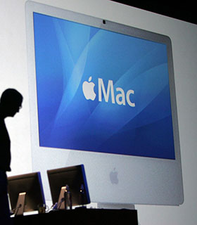 Apple stellt die ersten Macs mit Intel-Prozessoren vor.