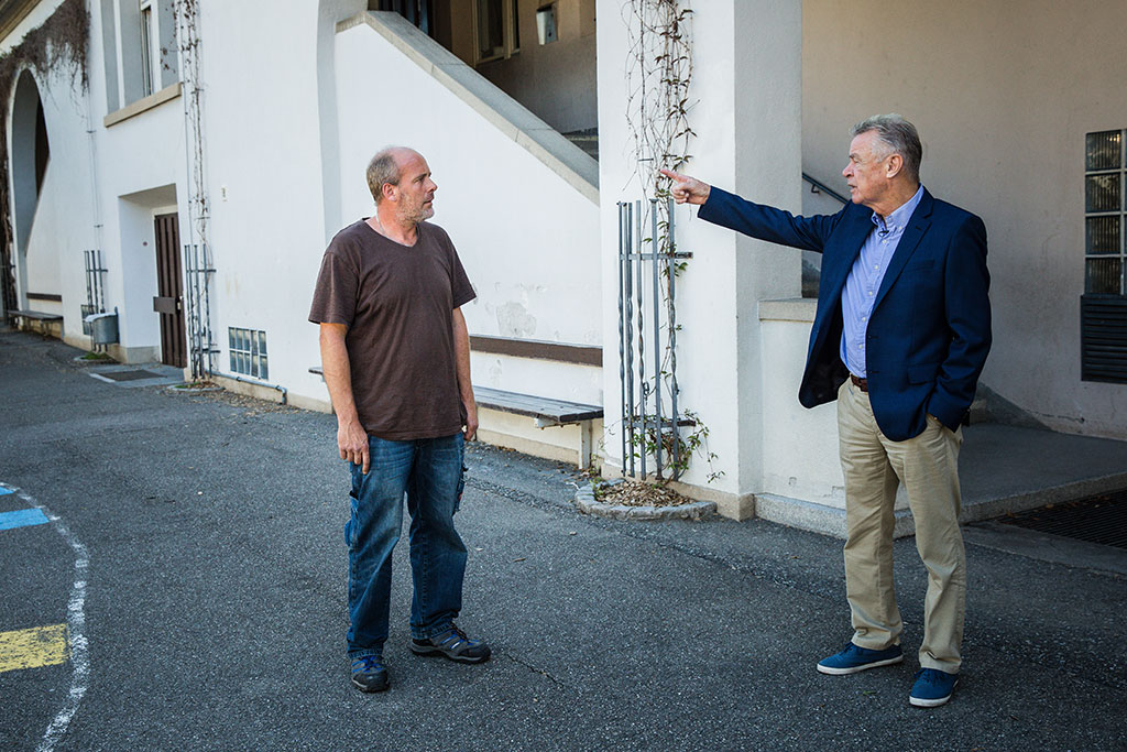Hitzfeld mit dem Hausmeister der Schule. Dieser hat zwei kleine Tore für die Kinder bestellt.